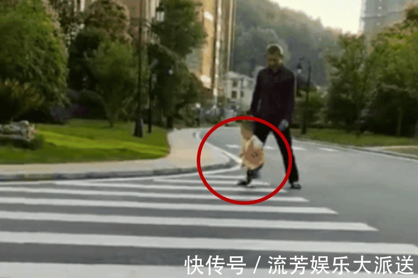 爷孙俩|孙子绊倒了,爷爷并没有立刻抱起,而是这样的一个举动引网友称赞