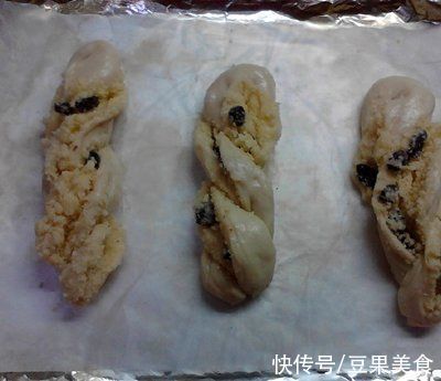 #健康甜蜜烘焙料理# 椰蓉提子面包