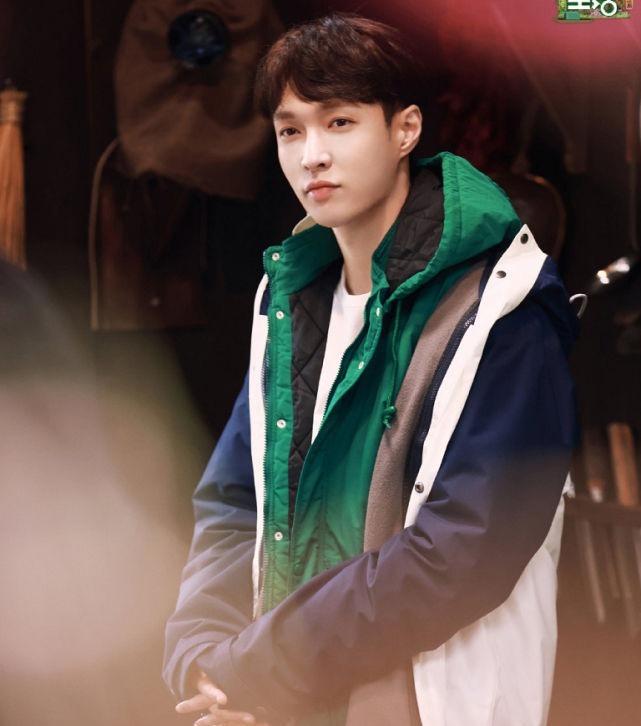 张艺兴被《向往》区别对待,雨中干活却被剪成了背景板,令人心疼