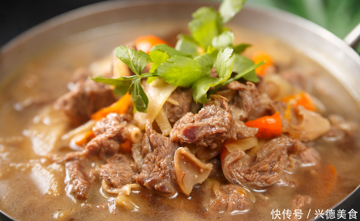 炖牛肉时，只需加入一勺红茶，炖出的牛肉软烂，鲜香软糯无腥味！