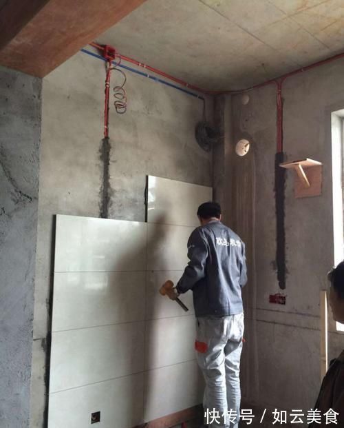 地砖|先铺墙砖还是地砖好？我家工人先铺地砖，还劝我别担心！现想重铺