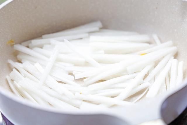 适合冬天喝的萝卜煎蛋汤，一定做给孩子喝，汤鲜味美润肺暖胃