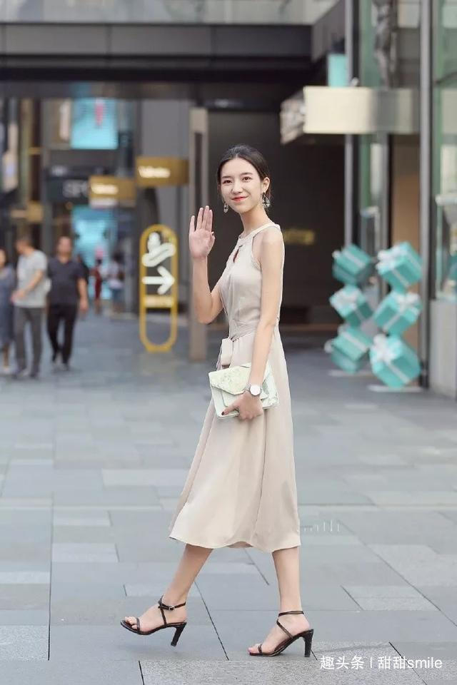 尖头 一件简单又不失时尚的连衣裙搭配一双黑色的高跟鞋，十分显气质
