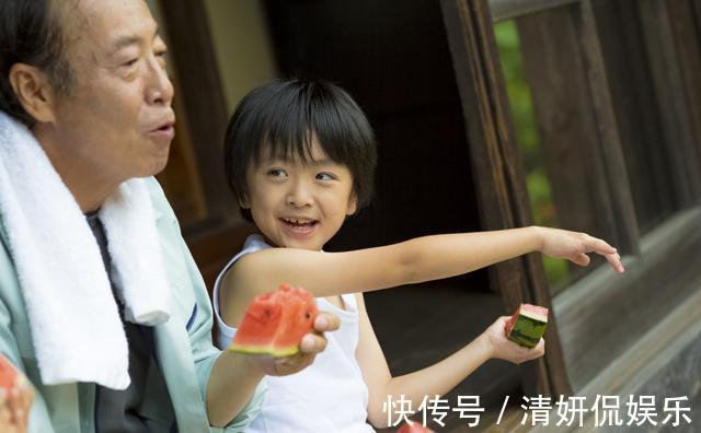 监控|5岁女儿独睡2米大床,却总说“很挤”,宝妈看完监控后忍不住大哭