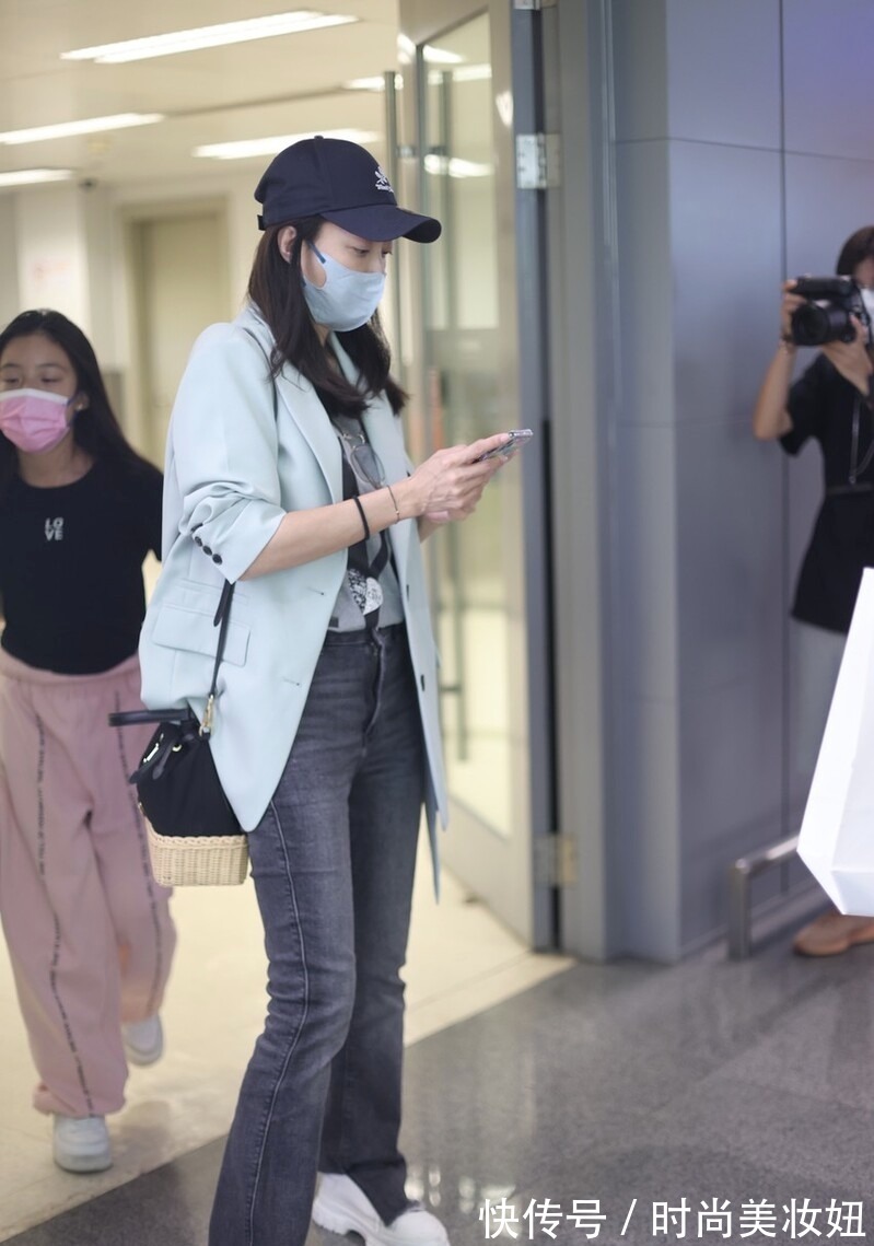 霍汶希|霍汶希真不像“经纪人”,穿西装配牛仔裤气质出众,不出道可惜了