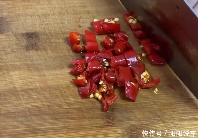  好吃|草鱼最美味的做法，做法简单，酸辣美味，鱼肉鲜嫩好吃到停不下来