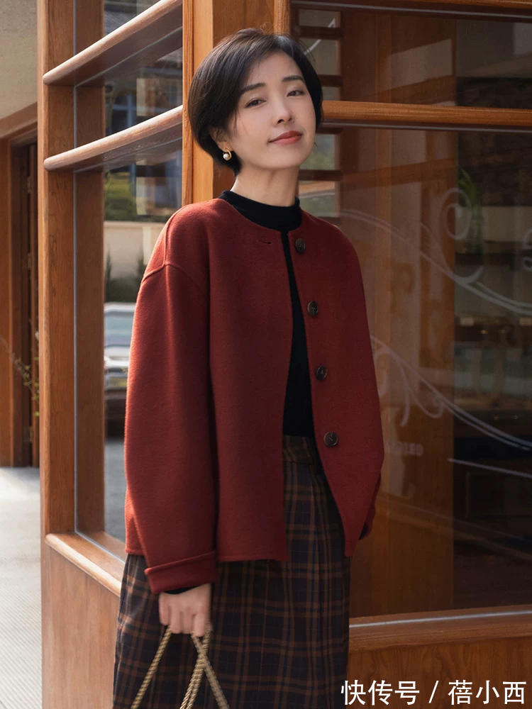 脖颈 “短大衣”才是小个子女生的冬日必备,配半身裙、裤子优雅又高级
