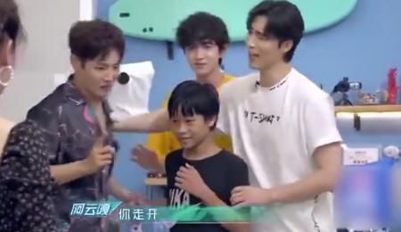  小男孩|李汶翰现“爹味”发言，结果引起众人反对，张萌阿云嘎回怼太敢说