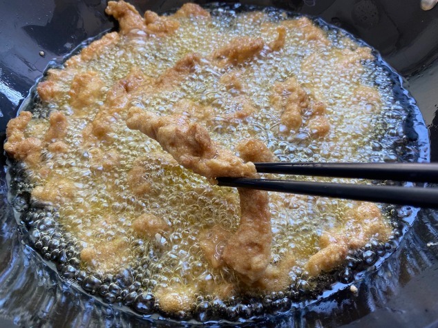 炸酥肉时，面糊是关键，“2样”调料不可少，外酥里嫩，味道正宗