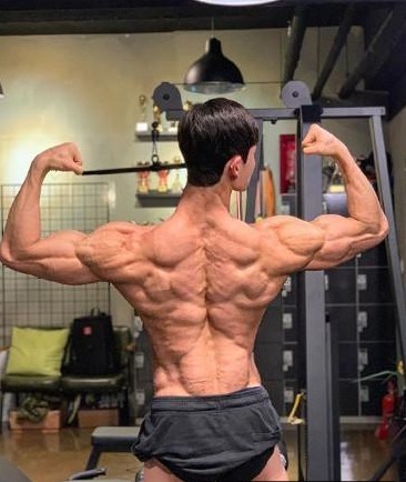 肌霸|韩国英俊男孩练出“龟甲腹肌”，吸引众多目光，只有18岁你信吗