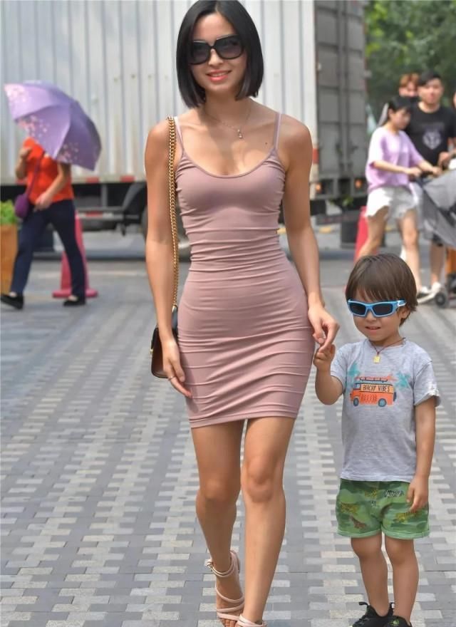 时尚辣妈带娃逛街,妈妈身材火辣,儿子也很酷