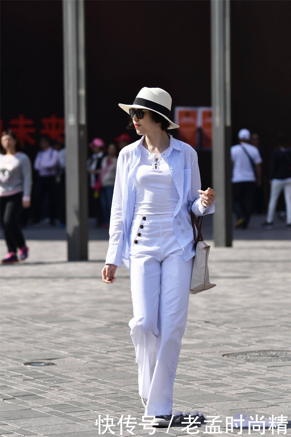 街拍:小姐姐深蓝色的花筒裙,走在街上成了焦点!