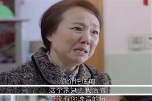 “能让我闻闻味道吗？”5岁姐姐求弟弟，奶奶：那是给我大孙子的