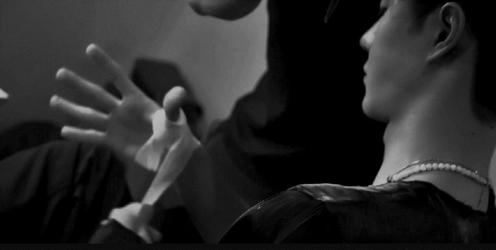 《龙拳》王一博台后与前辈握手，却被绷带逼疯，在台上偷偷比爱心