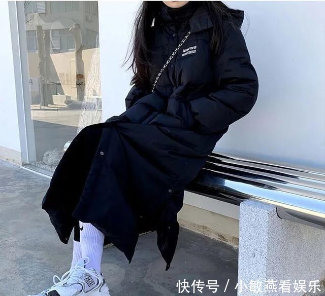 羽绒服+骑士靴,羽绒服+碎花裙,冬天这么穿又美又飒