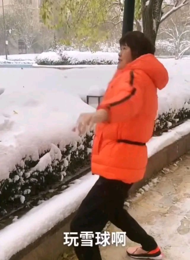 女排|郎平在小区内玩雪！坦言好久没打雪仗了，提醒球迷别忘了吃饺子