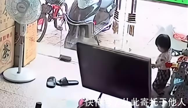 广东|“爆笑”广东一男子睡觉时被砸醒,一看是女儿秒怂,不愧是小情人