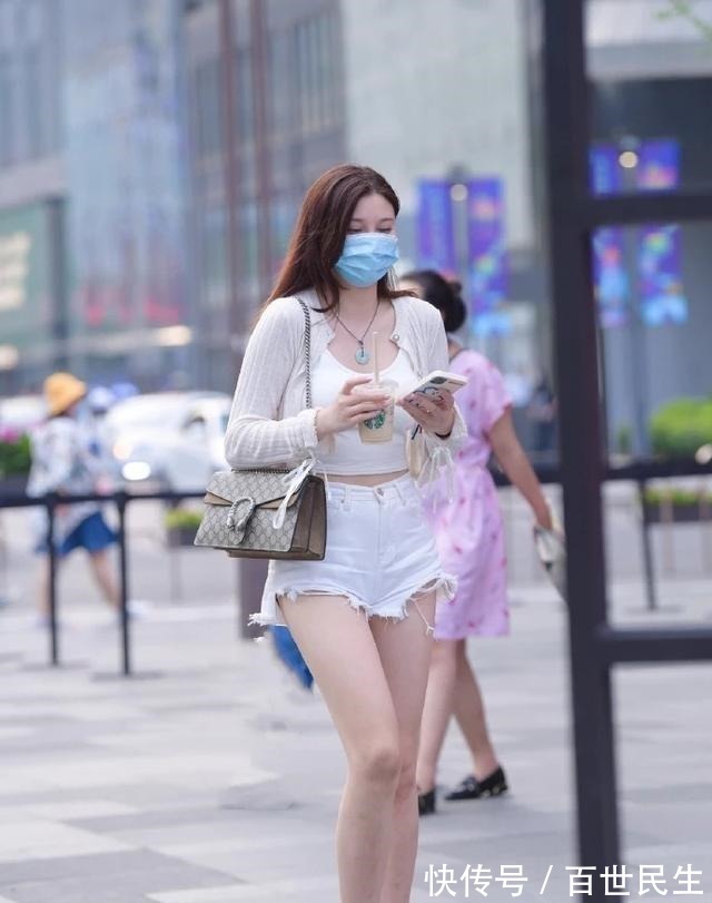 穿搭 舒适自在的打底裤穿搭显得有品位,体现美女娇柔的姿容,成熟魅力