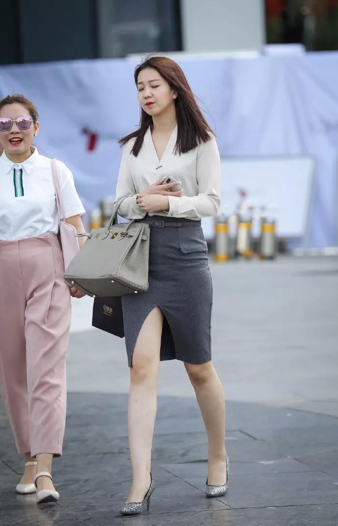 街拍：小姐姐脚上一双高跟鞋，看起来精致又小巧