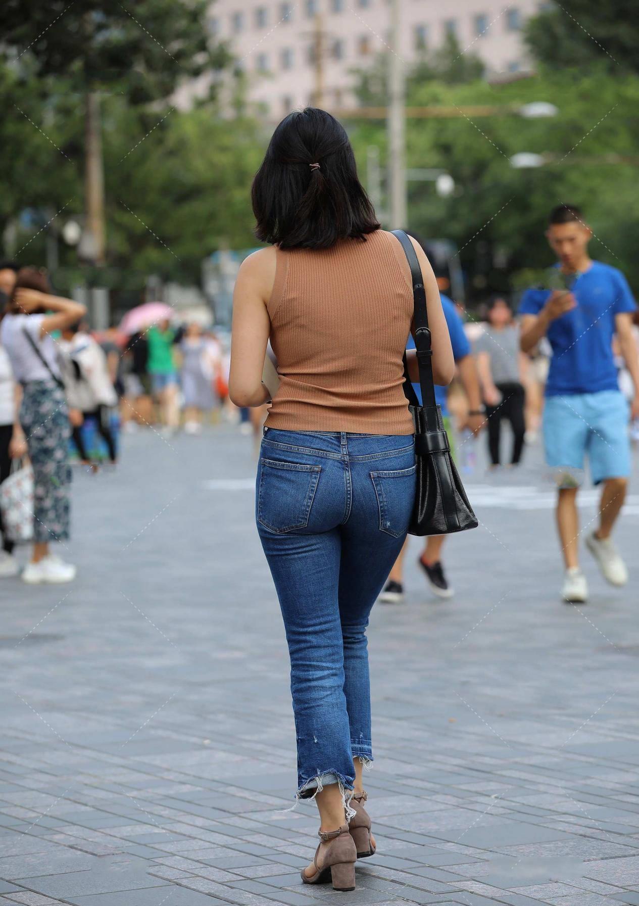 牛仔裤|牛仔裤搭背心太简单？那是没选对颜色搭配，不妨尝试一下这样搭配