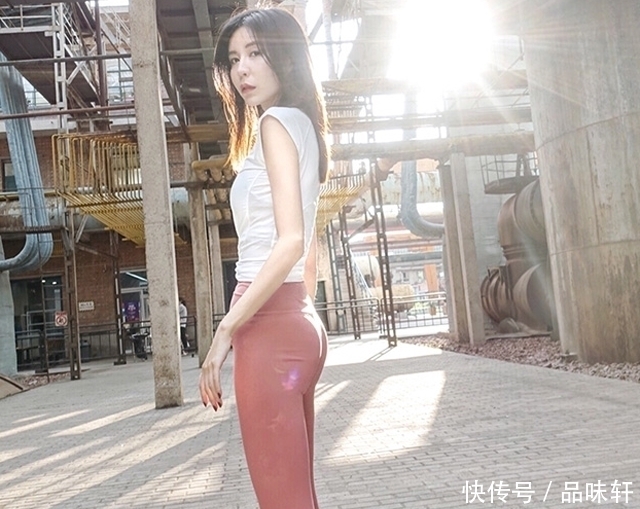 街拍性感时尚的紧身打底裤美女,,完美衬托出优美的线条