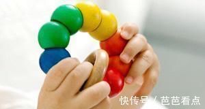 认知能力|宝宝举手式睡姿,代表了什么意思?新手妈妈要知道