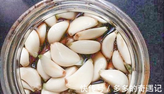 腌制|腌制腊八蒜,最忌讳直接放醋,多加1步,蒜又脆又香,隔天就翠绿!