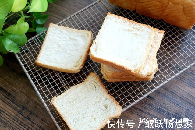这个面包配方好,牛奶、黄油、鸡蛋全不放,一次发酵,香软又健康