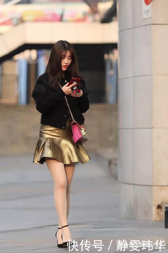 美女脚上穿着一双黑色的小高跟鞋，尽显女性优雅的魅力气质