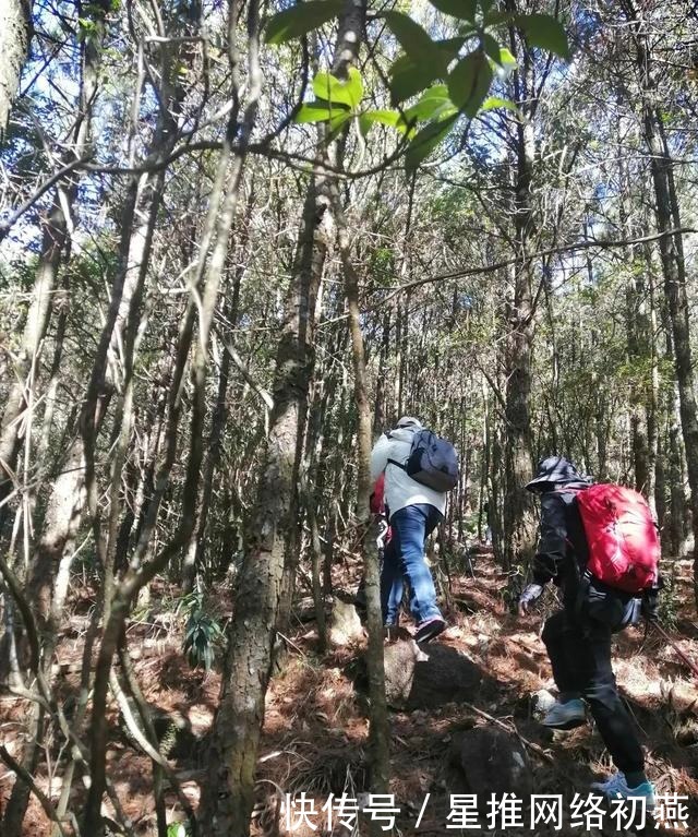 仙游石剑山，山顶一巨石形似利剑，有点霸气