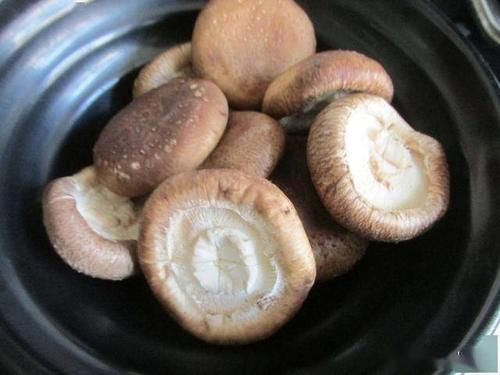  快过年了，学会这菜蒸蒸就上桌，比大鱼大肉受欢迎，年夜饭露一手