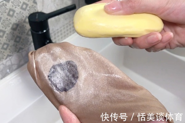 床单沾上“血渍”难清洗?教你一招,新老血渍轻轻一搓就掉,真棒