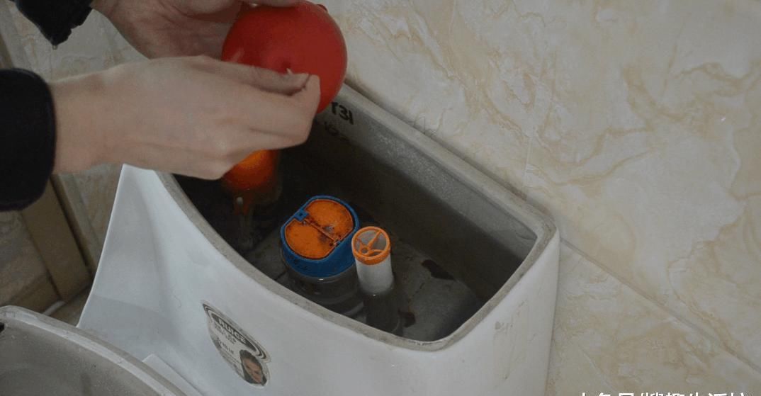 把气球放在马桶里面, 能解决家家户户都困扰的难题, 简直太实用了