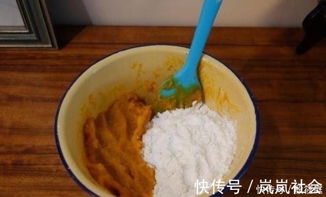 做南瓜派时,不要只记得加糯米粉,多加这两步,简单可口