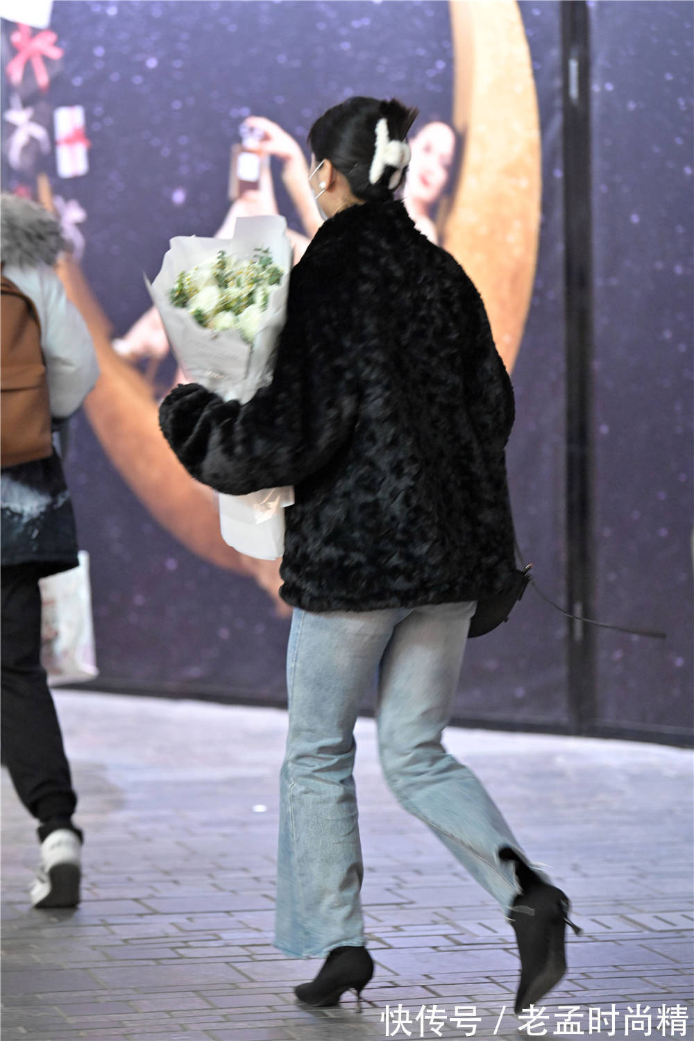 大衣 冬季选择高跟短靴逛街,选对了款式很重要,适合自己才更好