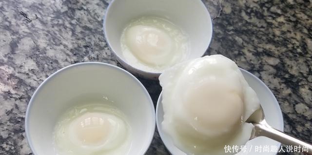 天气炎热,试试这道水煮荷包蛋,不用油也能做,好吃好看又清淡
