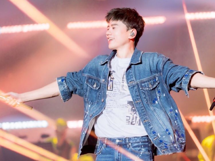 我型我秀|张杰新鲜营业，穿牛仔套装意外撞上华晨宇，一个率性一个前卫