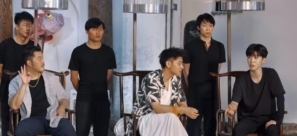 宋亞軒和范丞丞玩游戲時(shí)，意外淋水素顏出鏡