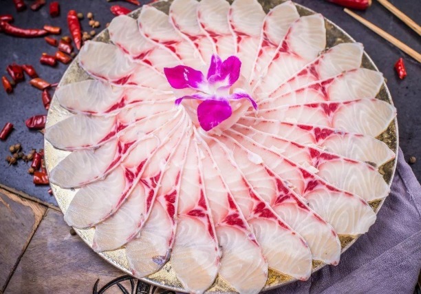 常被误认成草鱼，鱼肉久煮不烂，价格是草鱼3倍，很多人不懂吃