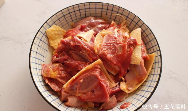 烧土豆|鸡腿烧土豆的做法最典型的家常菜,味道和营养都到位