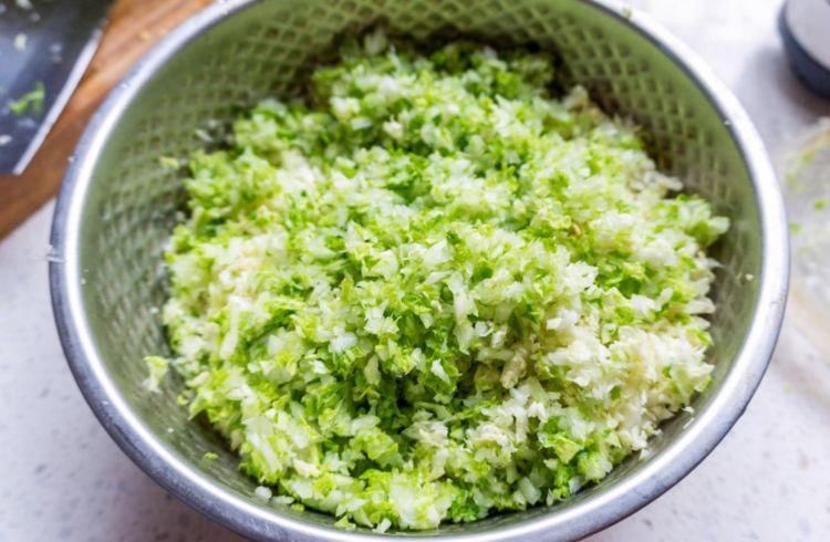 做白菜饺子,白菜不要直接调馅,教您一招,饺子鲜嫩多汁不出水