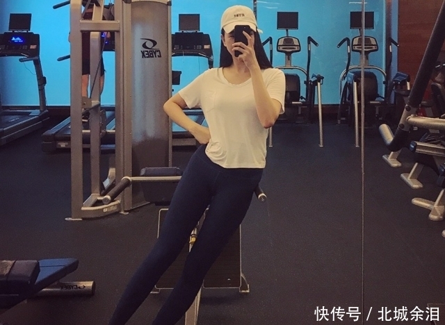 紧身打底裤|微胖打底裤小姐姐,简约修身的装扮,拉长腿部曲线尽显丰腴身材