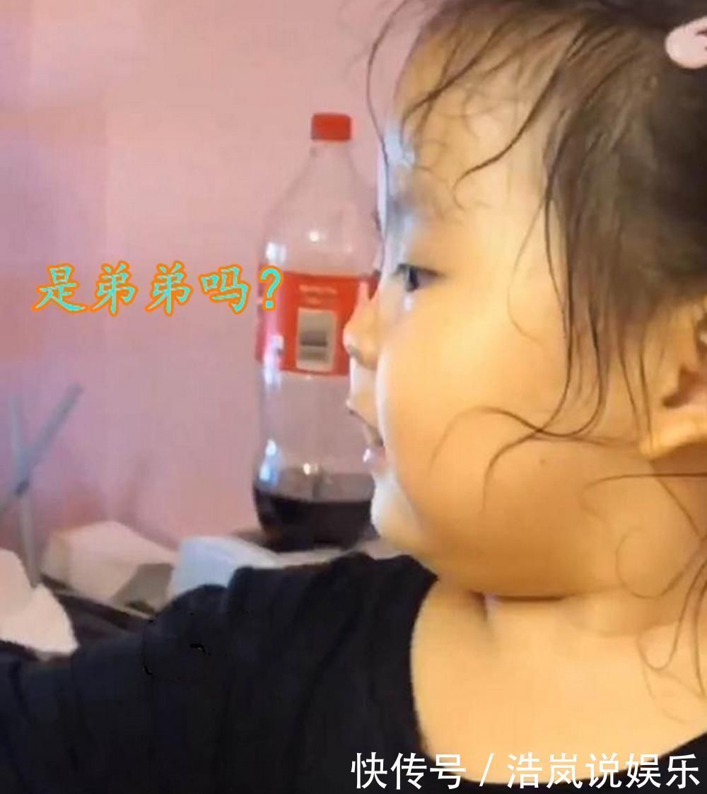 宝妈|女儿想要个弟弟，追着爸爸的啤酒肚不放，妈妈笑翻看样是双胞胎