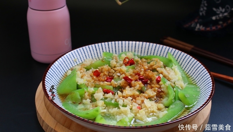 闺蜜三天两头吃此菜，鲜甜多汁又简单，美白补水，40岁像少女