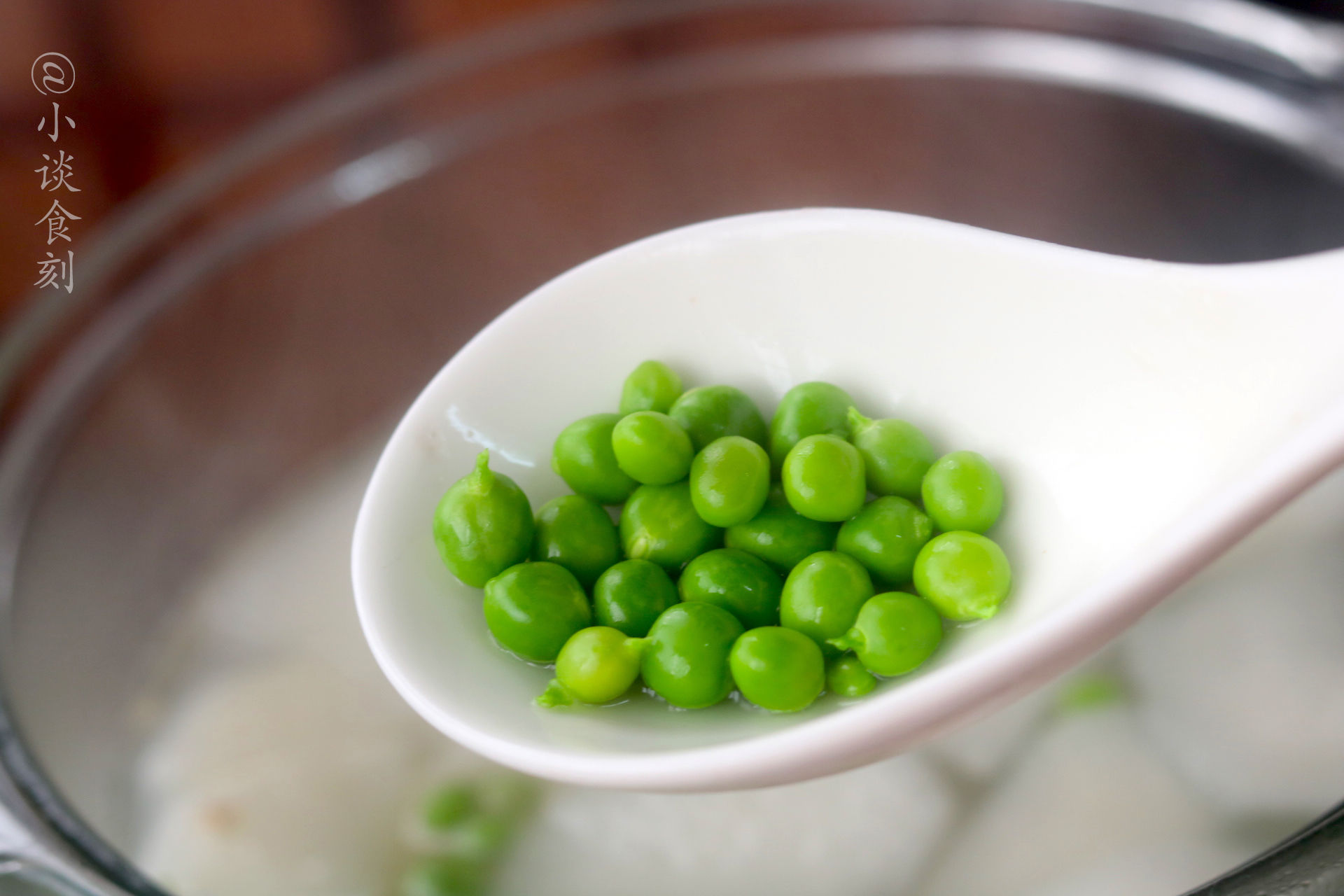 三月，炖排骨汤加此“2种”食材，颜色好看汤汁也鲜美，好喝多了