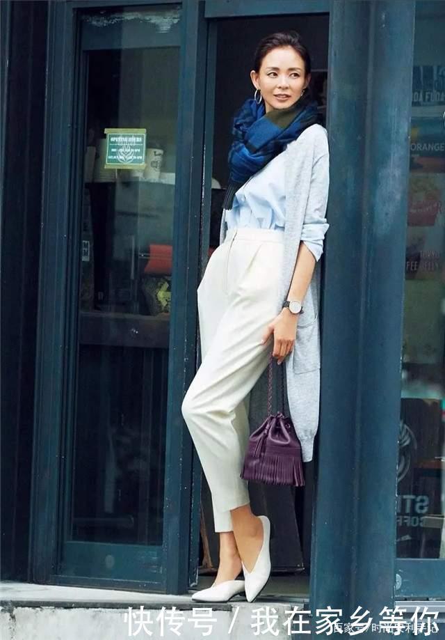 别小瞧了中年妈妈!你看看她们的打扮,优雅又时髦,一点也不服老