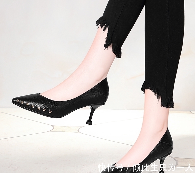 时髦 新出一女鞋,时髦女人都在穿的“猫跟鞋”,上脚简直美翻了