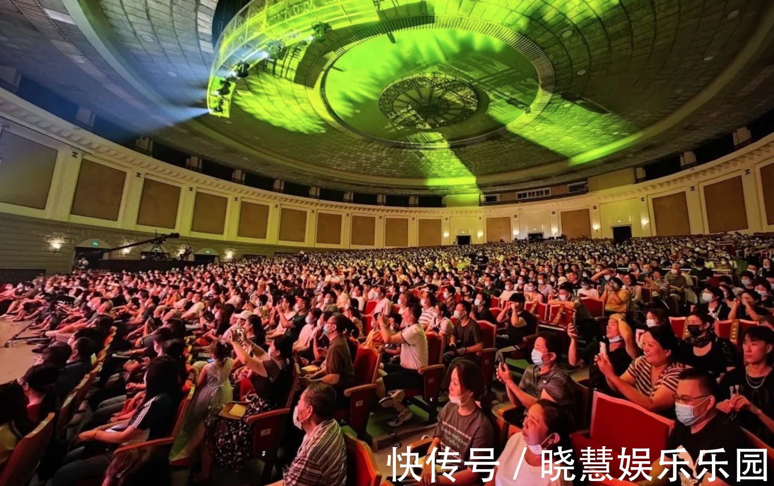 中國廣播藝術(shù)團藝術(shù)季收官,相聲名家馮鞏壓軸登場,現(xiàn)場掌聲雷動