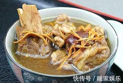 同事来家中做客,媳妇做的四菜一汤家常菜,撑足场面