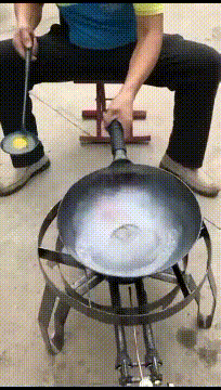 |搞笑GIF:大哥,你这许了什么愿啊,需要上这么粗的香火